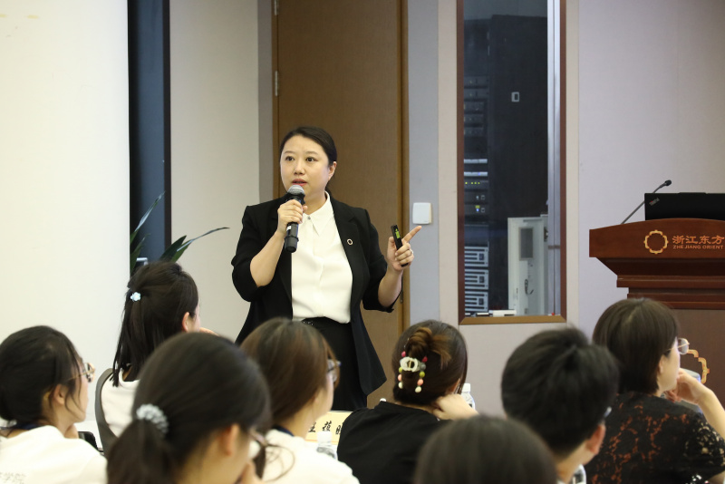 浙江大學(xué)經(jīng)濟(jì)學(xué)院、國(guó)際聯(lián)合商學(xué)院全國(guó)優(yōu)秀大學(xué)生夏令營(yíng)到浙江東方參訪 何欣.jpg
